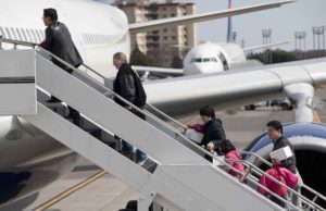 Wer setzt Fluggastrechte besser durch? Fluggastrechte: Passagiere auf der Gangway