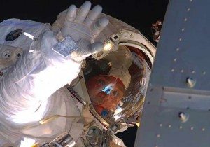 Spaceshuttle: Stephen Bowen beim Spaziergang im Weltall