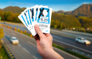 Falsch geklebte Vignette kann teuer werden Ohne Vignette auf Österreichs Autobahnen und mautpflichtigen Straßen kann teuer werden