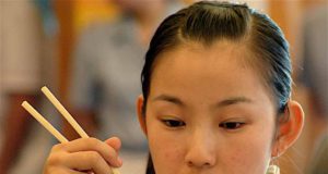 Wie Chinesen ticken: Lieber Stinketofu als Stinkekäse! So ticken Chinesen: Mädchen beim Essen mit Stäbchen