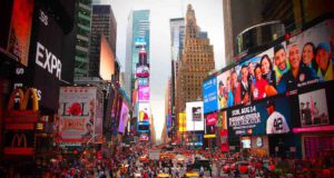 Buchtipp: So lecker schmeckt New York City New York: Menschen am Times Sqare