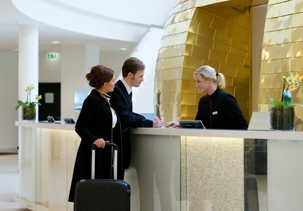 Reception im Hotel andel’s Berlin Schon im Vorfeld der Reise sollten Hotels die Bedürfnisse und Wünschen ihrer Gäste kennen