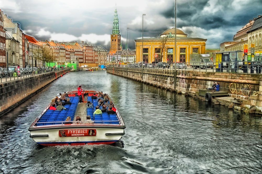 Kopenhagen ist mit SAS wieder ab Wien erreichbar Kopenhagen: Schiff fährt durch den Stadtkanal