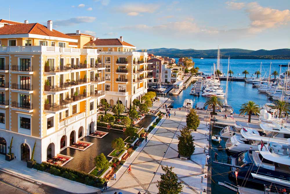 Montenegro profiliert sich als neues Luxus-Trendziel Das Fünf-Sterne-Hotel Regent Porto Montenegro liegt in der Koka-Bucht bei Tivat und erinnert an ein venezianisches Palazzo. Die Zimmer wurden vom Designer Tino Zervudachi konzipiert (Foto: Airtour)