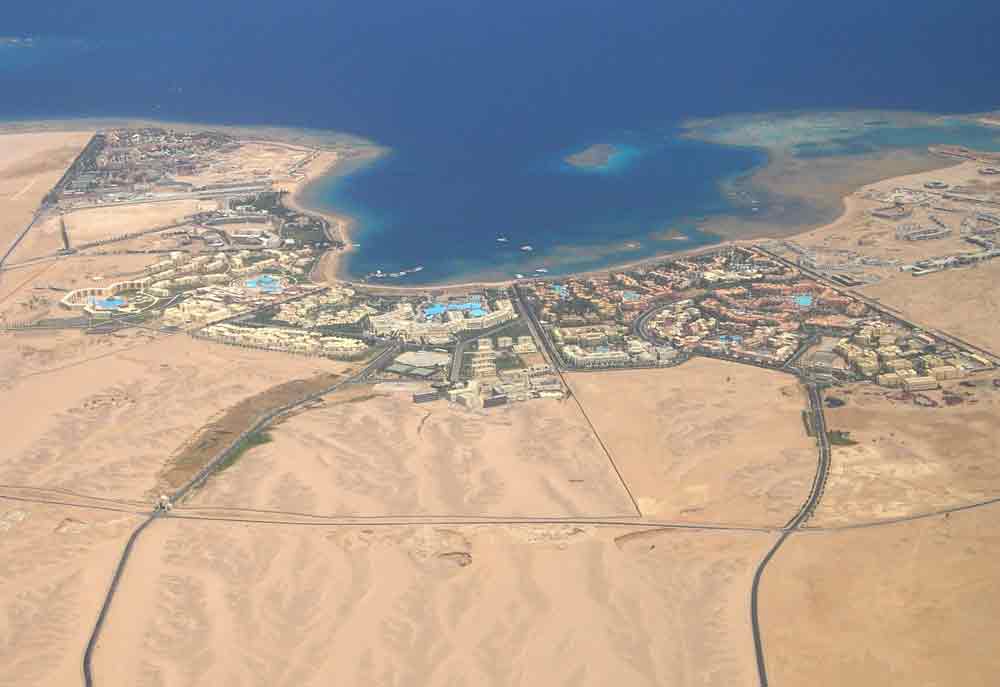 Die ägyptische Urlauberanlage in Hurghada Traumhafte Strände mit zahllosen Hotelanlagen eröffnen sich den Reisenden beim Landeanflug auf Hurghada (Foto: Mathias Thunemann, Pixabay)