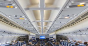 Wo ist der beste Sitzplatz im Flugzeug? Je kleiner der Sitzabstand, desto größer die Auslastung und der Profit der Airline (Foto: Ty Yang, Pixabay)