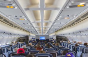 Wo ist der beste Sitzplatz im Flugzeug? Je kleiner der Sitzabstand, desto größer die Auslastung und der Profit der Airline (Foto: Ty Yang, Pixabay)