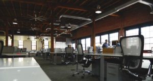 Arbeitsplatzgestaltung fördert Kreativiät! Flexible Arbeitsplatzgestaltung: In modernen Büros haben Mitarbeiter keinen fixen Schreibtisch mehr
