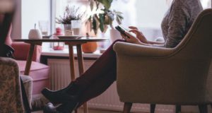 Wie Geschäftsreisende ihre Familien kontaktieren Wenn Frauen und Männer beruflich unterwegs sind, halten sie stets Kontakt zur Familie (Foto: Pixabay)