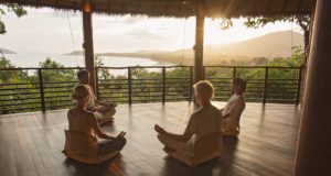 Thailand: Auf der Suche nach Achtsamkeit Gruppenmeditation im Resort Kamalaya auf Koh Samui (Foto: Kamalaya)