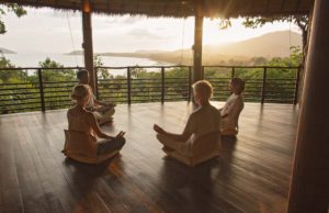 Thailand: Auf der Suche nach Achtsamkeit Gruppenmeditation im Resort Kamalaya auf Koh Samui (Foto: Kamalaya)