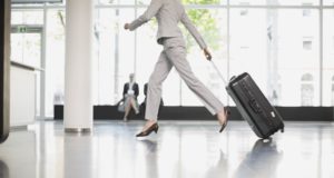 Unilever mit TripActions auf Geschäftsreisen Unilever setzt bei Geschäftsreisen auf TripActions: Reisende mit Koffer am Flughafen