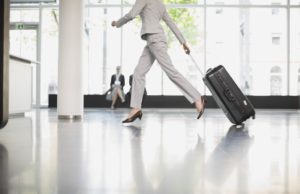 DER Touristik mit neuer Geschäftsreisesparte Unilever setzt bei Geschäftsreisen auf TripActions: Reisende mit Koffer am Flughafen