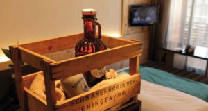 Schon mal in einem Bier-Hotel abgestiegen? Holzkiste mit einer Falsche Bier im Hotelzimmer