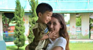 Praktikum im Ausland für Weltenbummler Praktikum: Frau mit Kind auf dem Arm in Thailand