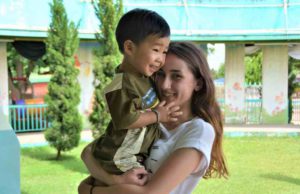 Praktikum im Ausland für Weltenbummler Praktikum: Frau mit Kind auf dem Arm in Thailand