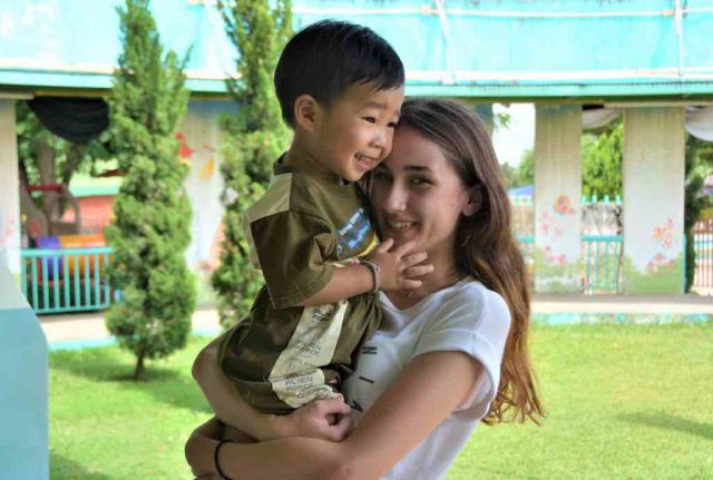 Freiwilligendienst in Thailand_Rebecca_K.-1024 Praktikum: Frau mit Kind auf dem Arm in Thailand