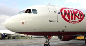 Lufthansa: So scheiterte Übernahme von NIKI Lufthansa lässt Niki sterben: Jet steht auf dem Flughafen