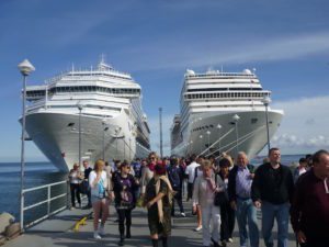 Reisen: Zwei Kreuzfahrtschiffe mit Passagieren
