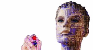 Roboter haben Geschäftsreise fest im Griff Frau als Geschäftsreise-Robotor schreibt auf Glaswand