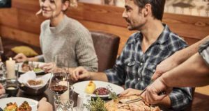 Deutschland zum Fressen gern! Deutschland kulinarisch: Menschen beim Gänse-Essen