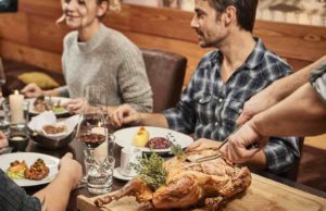 Deutschland zum Fressen gern! Deutschland kulinarisch: Menschen beim Gänse-Essen