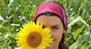 Deutschland top bei Gesundheits- und Medizinreisen Gesundheits- und Medizinreisen: Frau mit Sonnenblume vor Gesicht