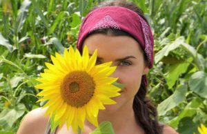 Deutschland top bei Gesundheits- und Medizinreisen Gesundheits- und Medizinreisen: Frau mit Sonnenblume vor Gesicht