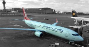 Neue App für Reisende von Turkish Airlines Flugzeug von Turkish Airlines auf dem Flughafen von Manchester