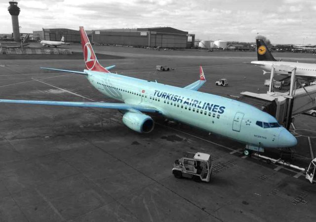 Flugzeug von Turkish Airlines auf dem Flughafen von Manchester