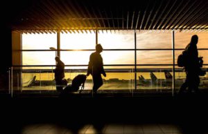 So kommen Flugreisende zu ihrem Recht Flugreisende in der Wartehalle am Flughafen