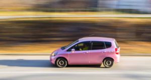 Mietwagen: Neue Änderungen für Lenker Mietwagen: Pinkes Auto auf der Straße
