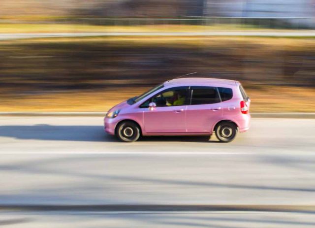 Mietwagen: Pinkes Auto auf der Straße