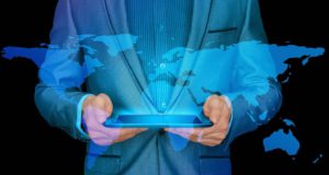 Die Top-Themen mit einem Klick! Mann liest auf Tablet die neuen Themen