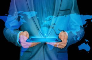 Die Top-Themen mit einem Klick! Mann liest auf Tablet die neuen Themen