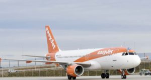 easyJet fliegt von Berlin-Tegel nach München Flugzeug von easyJet auf dem Flughafen München