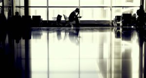 Airline storniert Rückflug, weil Hinflug verpasst! Rückflug storniert: Passagier wartet am Gate eines Flughafens