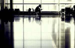 Airline storniert Rückflug, weil Hinflug verpasst! Rückflug storniert: Passagier wartet am Gate eines Flughafens