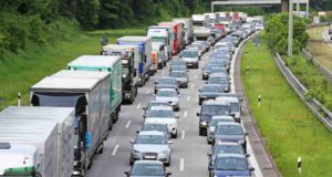 Diesel-Fahrverbote in ganz Frankreich? Fahrverbote: Stau auf der Autobahn mit vielen Lastwagen und PKWs