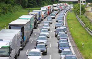 Diesel-Fahrverbote in ganz Frankreich? Fahrverbote: Stau auf der Autobahn mit vielen Lastwagen und PKWs