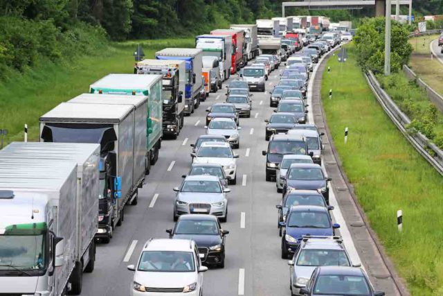 Fahrverbote: Stau auf der Autobahn mit vielen Lastwagen und PKWs