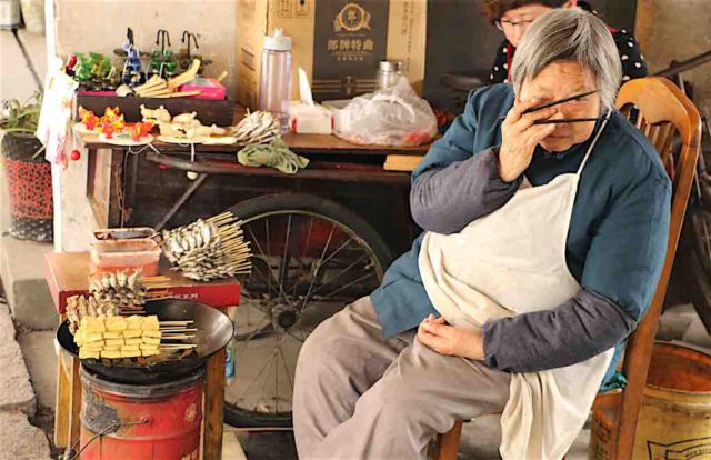 China wichtiger Markt für Schweizer KMU: Alte Chinesin sitzt in ihrem Laden