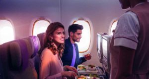 Fluglinie aus Dubai macht Reisende glücklich Fluglinie Emirates: Ein Paar sitzt in der Kabine beim Essen
