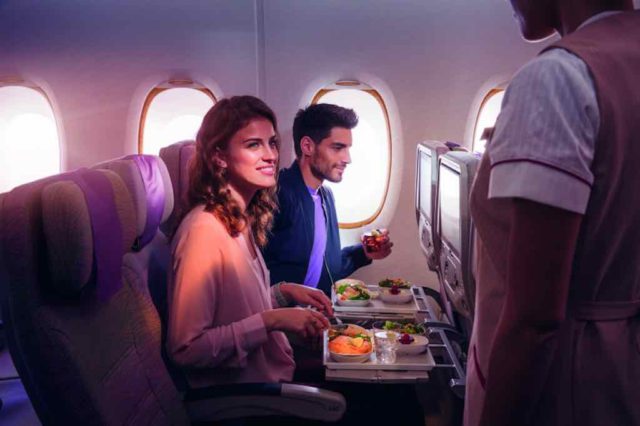 Fluglinie Emirates: Ein Paar sitzt in der Kabine beim Essen