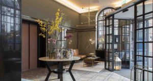 Den Haag: Royales Flair im Hotel Indigo Den Haag: Eingangshalle im Hotel Indigo