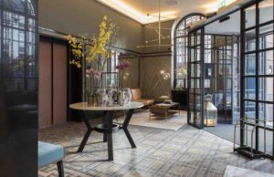 Den Haag: Royales Flair im Hotel Indigo Den Haag: Eingangshalle im Hotel Indigo