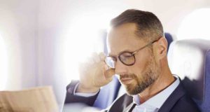 Neue Sitzzone auf Langstreckenflügen Langstreckenflügen Mann liest in der A350 Economy Class