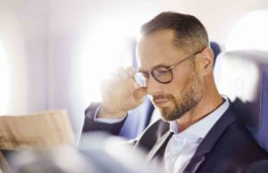 Neue Sitzzone auf Langstreckenflügen Langstreckenflügen Mann liest in der A350 Economy Class