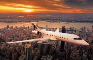 Markt für Luxusreisen boomt und wächst Luxusreisen mit Privatjet von Qatar Airways im Landeanflug