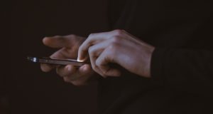 Betrugsmasche: Ping-Anrufe aufs Handy Ping-Anrufe: Mann mit Smartphone in den Händen